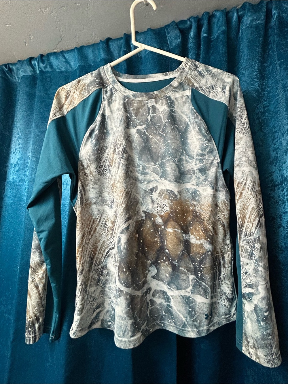 Realtree COV3 Marble-Print Long Sleeve in Teal and White